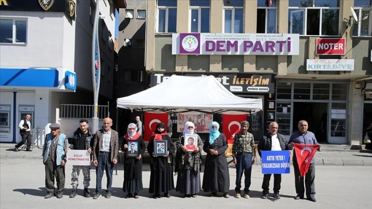 Muşlu aileler DEM Parti önünde "evlat nöbeti"ni sürdürdü