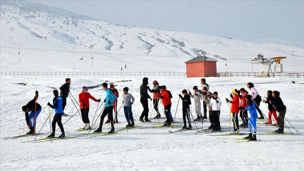 Muşlu kayakçılar, soğuk havada yarışlara hazırlanıyor