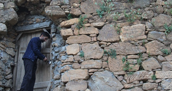 Müslüman aile bin 500 yıllık tarihi kiliseye gözü gibi bakıyor