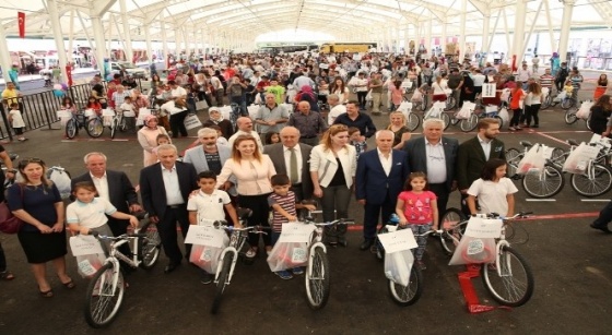 Mustafa Bozbey öğrencilere karne hediyelerini dağıttı