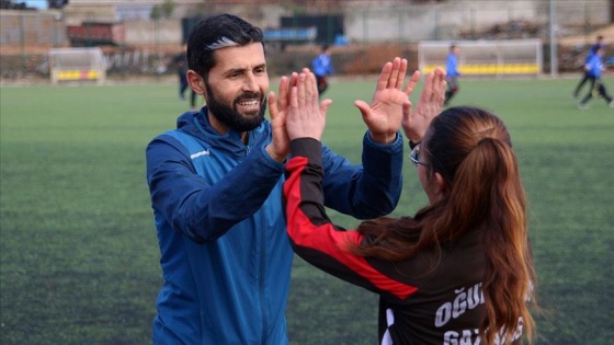 Mustafa öğretmen öğrencilerine sporla umut aşılıyor