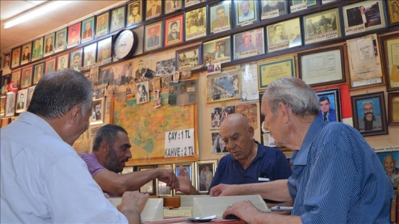 Müşterilerinin fotoğraflarını biriktirerek sergiliyor