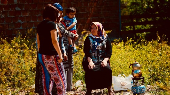 Müteahhidi boş arsada 'çay demleyerek' protesto ediyor