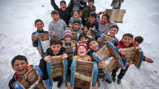 Mutlu olmaları için karlı bir tepe ve kızak yetiyor