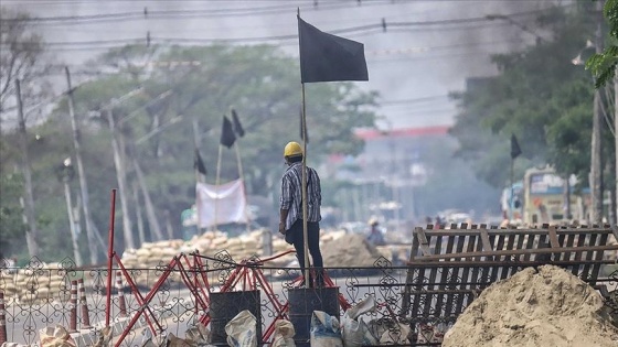 Myanmar'da darbe karşıtı 'sivil hükümet' protestocuları korumak için kurduğu halk ordusunu tanıttı