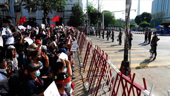 Myanmar'da polisin müdahalesi sonucu yaralanan protestocu yaşamını yitirdi