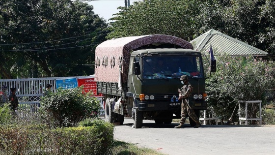 Myanmar'ın devrik liderleri Suu Çii ve Myint'in 'bilinmeyen bir yere' götürüldüğ