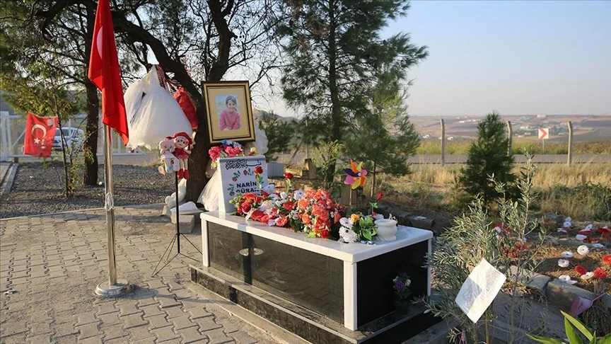 Narin Güran'a ait kemik ve doku örnekleri incelemenin ardından çocuğun mezarına konuldu