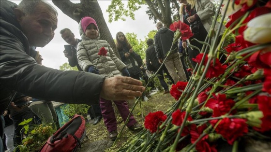 Nazım Hikmet Moskova&#039;daki mezarı başında şarkılarla anıldı