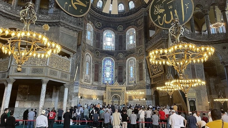 Necip Fazıl Kısakürek için vefatının 39. yılında Ayasofya-i Kebir Camii Şerifi'nde hatim duası yapıldı