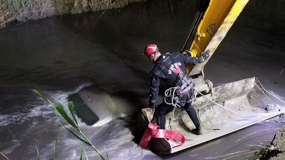 Nehre düşen otomobilin tavanına çıkan sürücü kurtarıldı