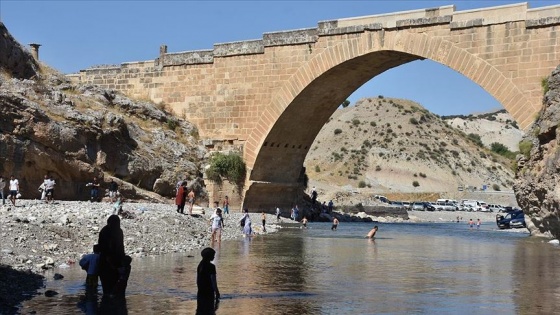 Nemrut'a tırmanmadan önce Kahta Çayı'nda serinliyorlar