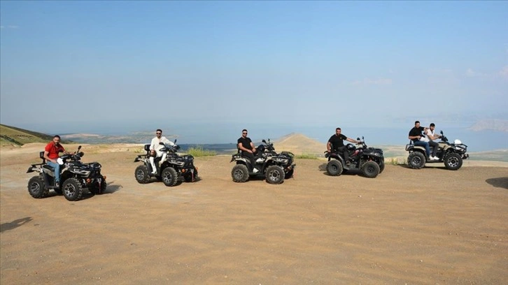 Nemrut Kalderası'nda ATV turlarına katılanlar doğayla iç içe vakit geçiriyor