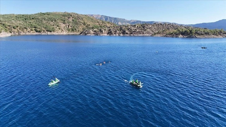 Nemrut Kalderası'nı tanıtmak için krater gölünde yüzdüler