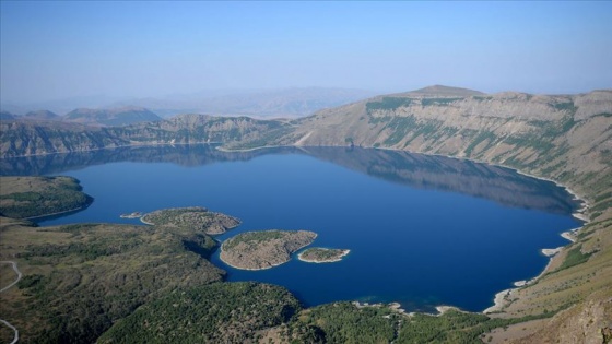 Nemrut Krater Gölü görenleri büyülüyor