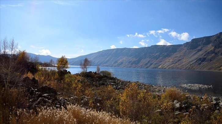 Nemrut Krater Gölü, sonbaharda da ziyaretçilerini ağırlıyor