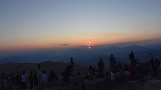 Nemrut'ta gün batımı izleyenleri cezbediyor