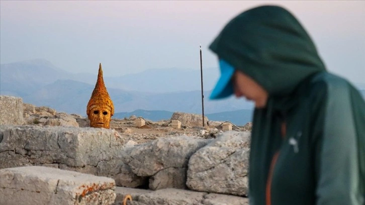 Nemrut'ta turist yoğunluğu yaşanıyor