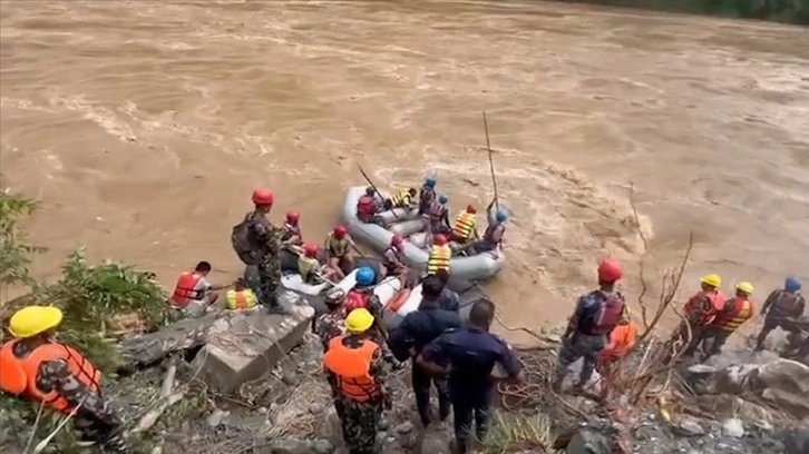 Nepal'de iki ayrı kazada otobüslerin nehre yuvarlanması sonucu 62 kişi kayboldu