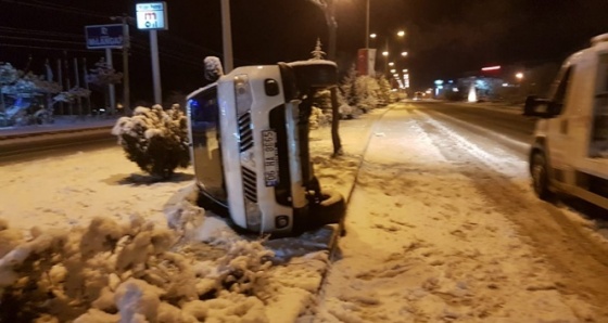 Karda direksiyona hakim olamadı, savrularak orta refüje devrildi