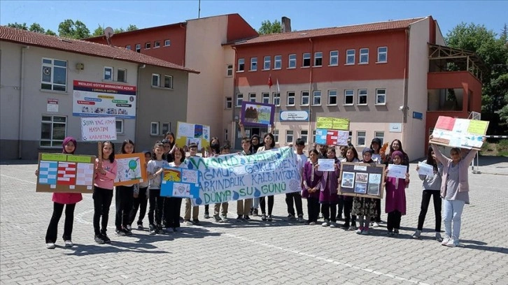 Nevin öğretmen, üniversitede edindiği çevre bilincini öğrencilerine aşılıyor