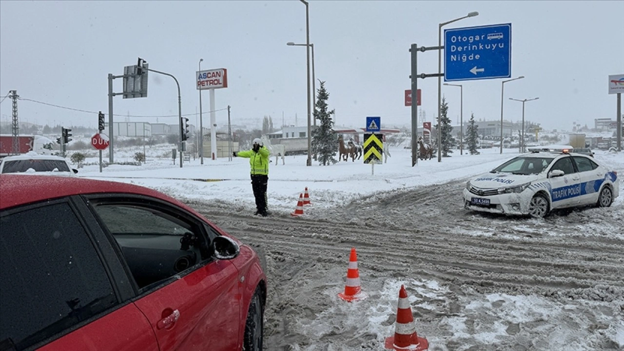 Nevşehir-Aksaray kara yolu kar ve tipi nedeniyle ulaşıma kapandı