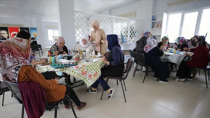 Nevşehir'e yerleşen depremzede eğitmen, kadınlara taş bebek yapımını öğretiyor