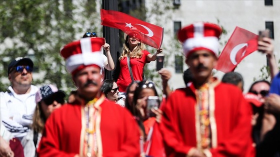 New York'ta bu yaz her yer kırmızı beyaza büründü