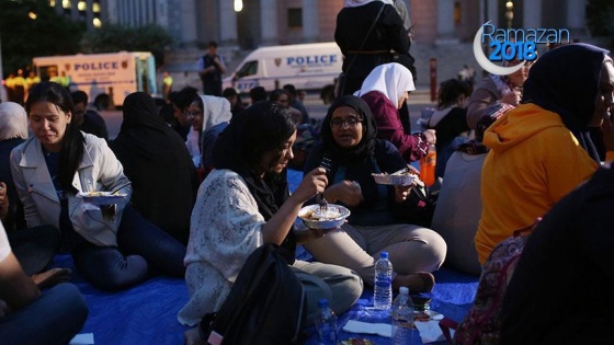 New York meydanında sokak iftarı