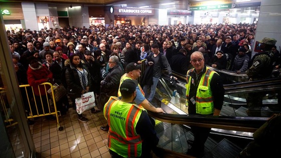 New York'taki kar fırtınası yüzlerce kişiyi mahsur bıraktı