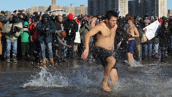 New Yorklular yeni yılın ilk gününde denize girdi