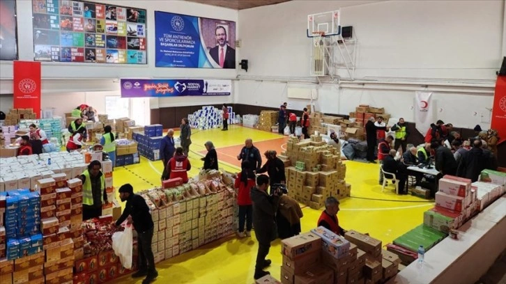 Niğde Belediyesi, Adıyaman'da mobil ünitelerle depremzedelerin yaralarını sarıyor