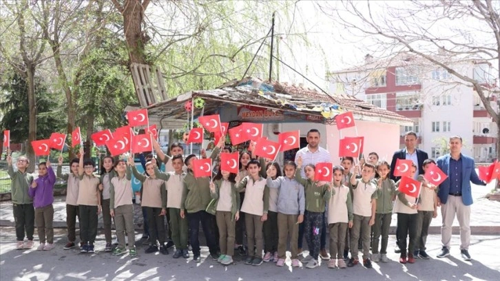 Niğde'de öğrenciler topladıkları parayla bir ailenin bakkal borcunu ödedi