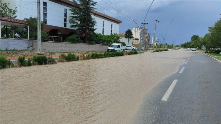 Niğde'de sağanak hayatı olumsuz etkiledi