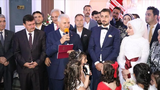 Nikah şahitliği yapan Binali Yıldırım'dan espirili tavsiyeler