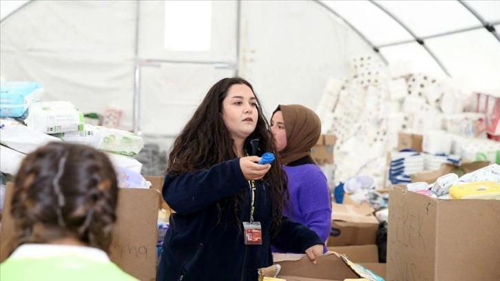 Nimet öğretmen gönüllü geldiği Kahramanmaraş'ta depremzedelerin yardımına koşuyor