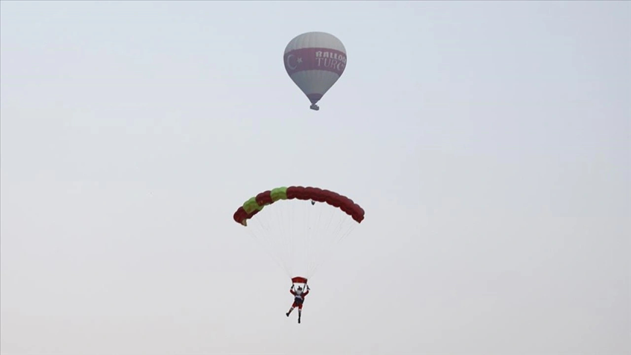 Noel Baba kostümlü paraşütçü Pamukkale'de sıcak hava balonundan atladı