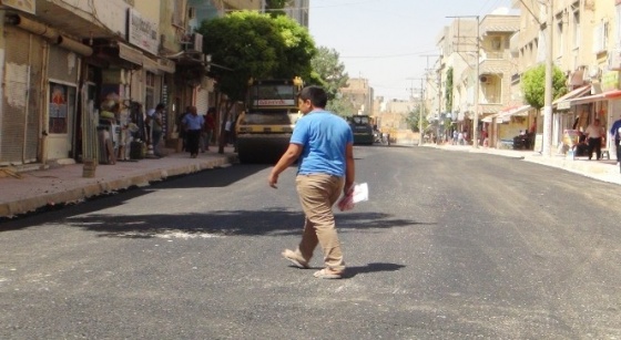 Nusaybin’de parke taşlar söküldü, yollar asfaltlandı