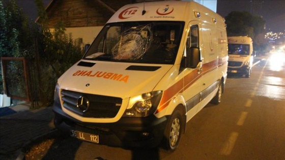 O ambulansa park halindeyken taşlı saldırı yapıldı