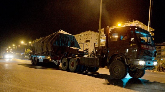 Obüs ve tank yüklü tırlar Kilis'e ulaştı