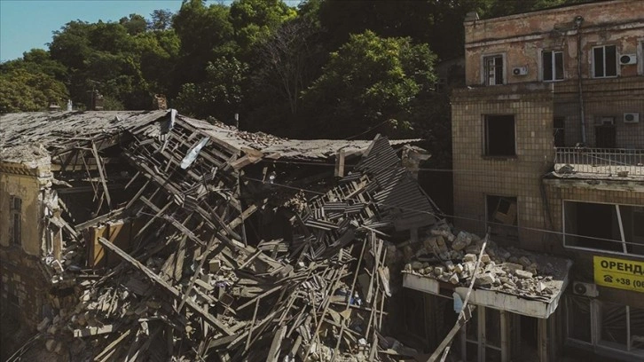 Odessa'da Rus saldırıları sonrası enkaz kaldırma çalışmaları sürüyor