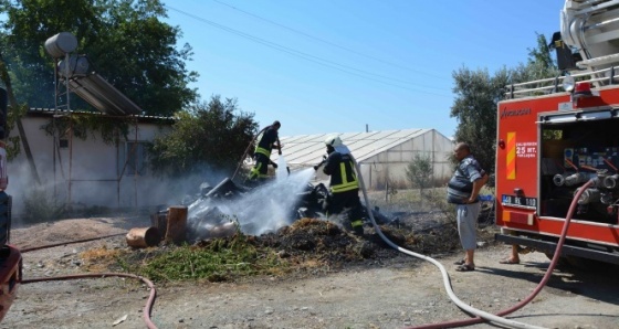 Odunlukta çıkan yangın elektrik hattını kopardı