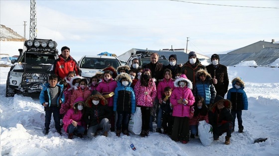 Off-road tutkunları Erzurum&#039;daki köy çocukları için zorlu yolları aştı