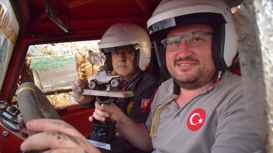 Off-road tutkunu dede ve torun &#039;Pıtırcık&#039; ile pistlerin tozunu attırıyor