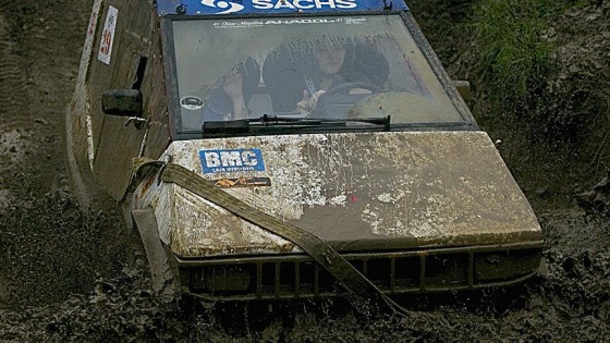 Off-road tutkunu kadınlar pistlerin tozunu attırıyor