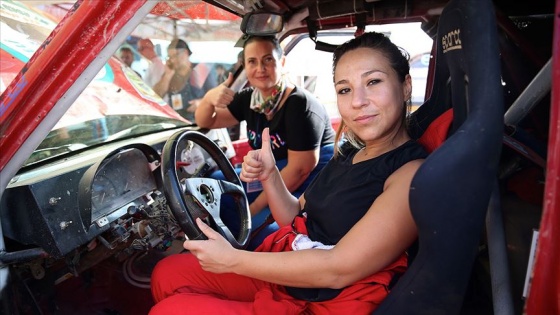 &#039;Off-road&#039;un kadın pilotları pistin tozunu attırıyor