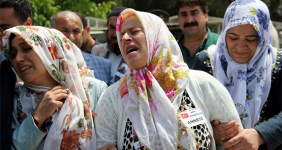 Oğlunun cenazesinde Kürtçe ağıt yakıp gözyaşı döktü