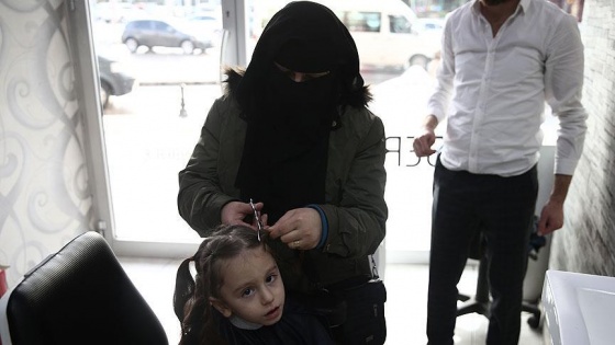 Oğlunun saçını lösemili çocuklar için bağışladı