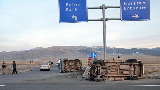 Öğrenci servisi ile kamyonet çarpıştı: 14 öğrenci yaralı