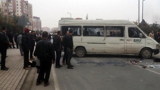 Öğrenci servisi ile otomobil çarpıştı: 14 yaralı